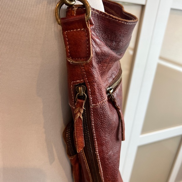 Beautifully Distressed Leather Shoulder Bag - Picture 4 of 12